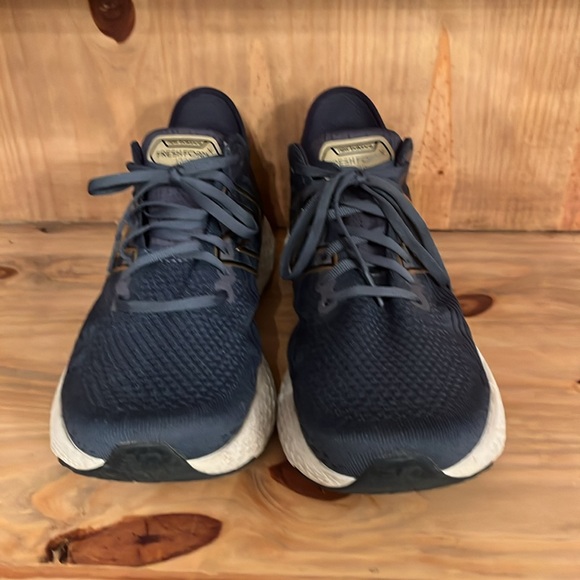 Men’s size 11.5 New Balance fresh foam 1080 navy with gold trim - Picture 4 of 4
